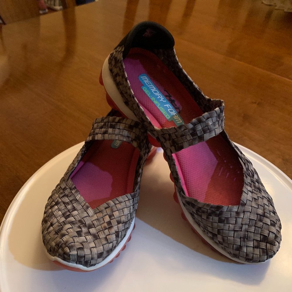 Fun Skechers Women's Woven Flats size 9 relaxed- Black and Gray